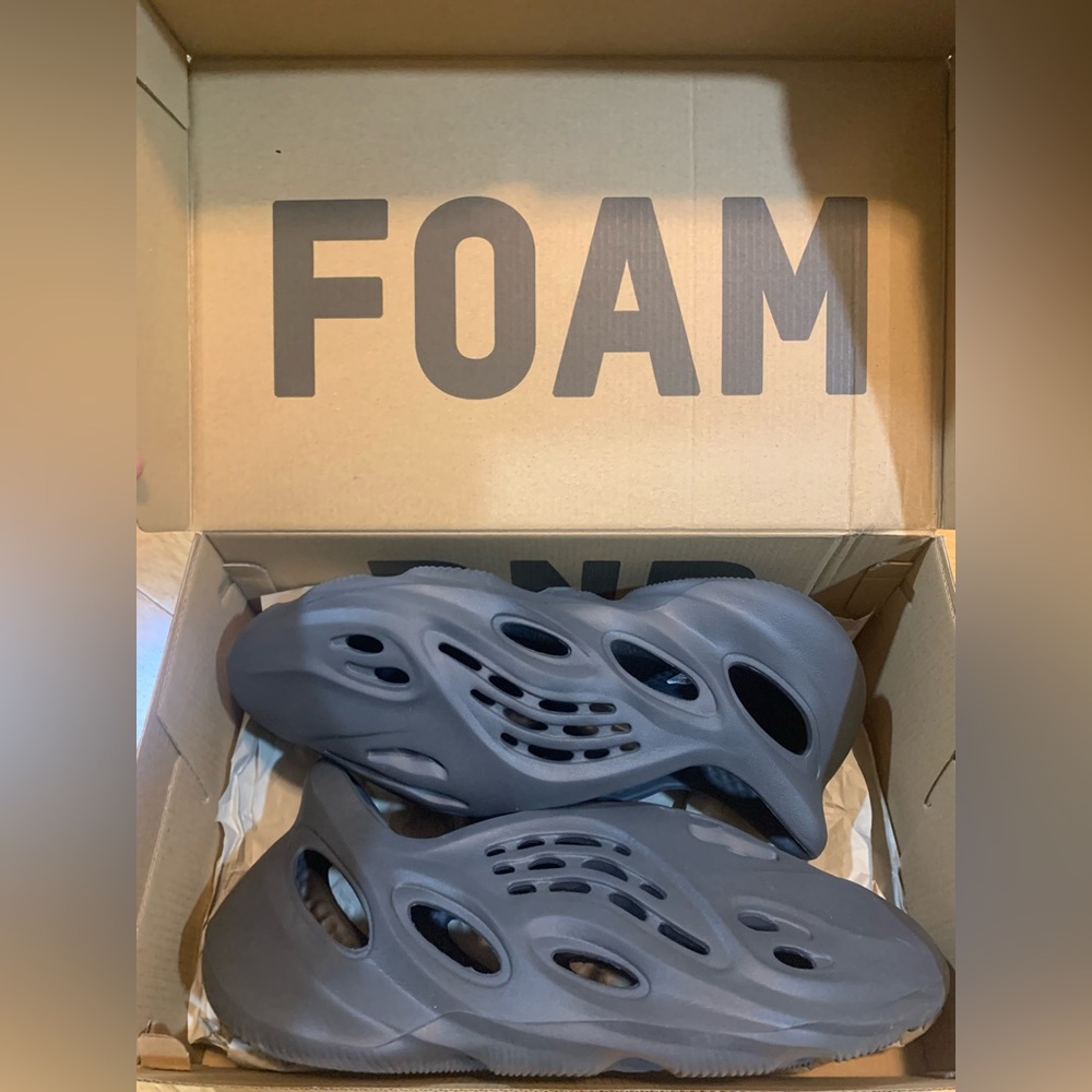 Yezzy foam runner carbon size 10 open negotiations !!